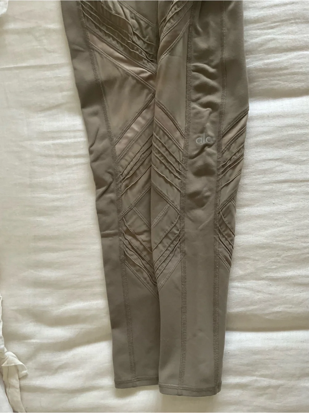 ALO - High-Waist Block Mesh Leggings - Nude - Picture 4 of 9